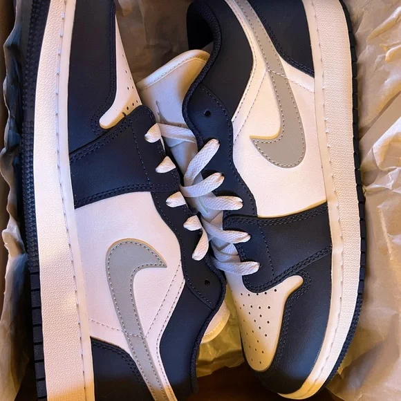 Kids' Nike Air Jordan 1 Low (GS) - Picture 2 of 3